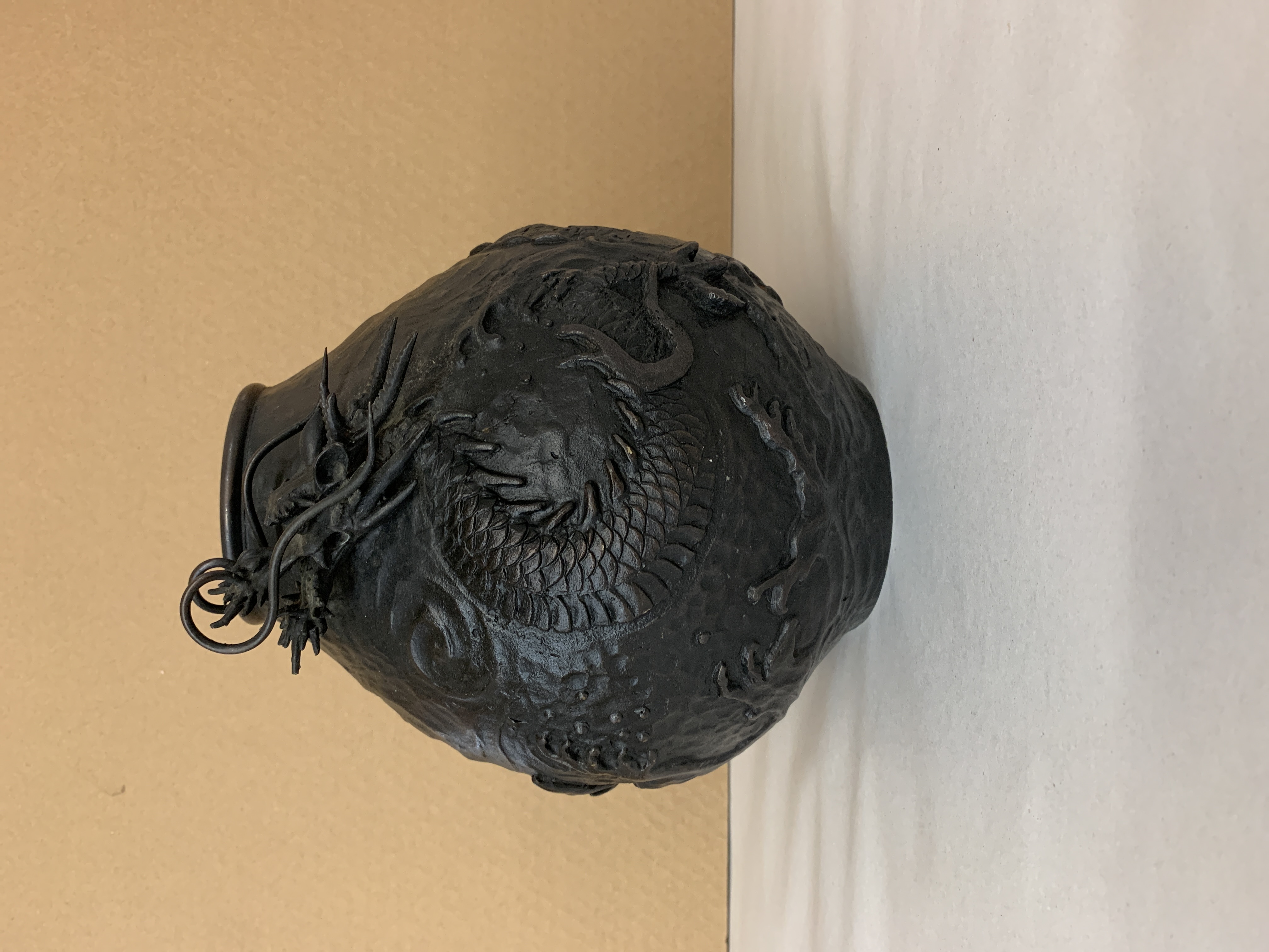 Bronze dragon vase 